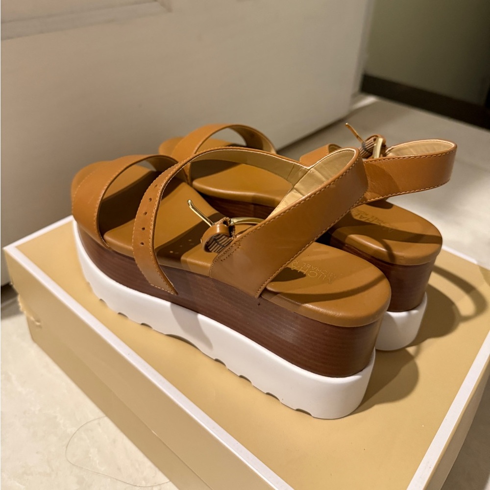 Michael Kors Elegant Tan Sandals - Picture 2 of 7